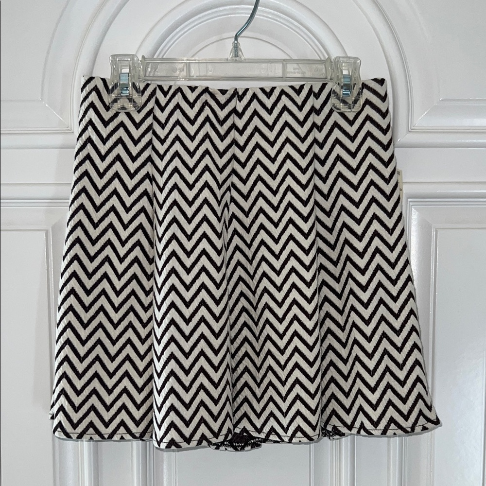 Aéropostale Black & White Chevron A-Line Skirt